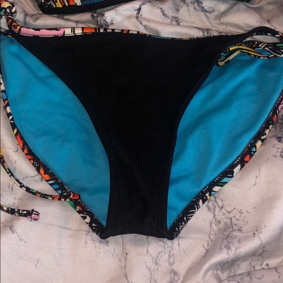 Matching “city” bikini set - Picture 2 of 4